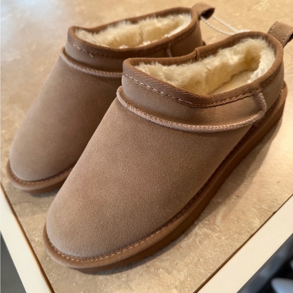 Shoes - Cozy Shearling-Lined Slip-On Slippers in Chestnut